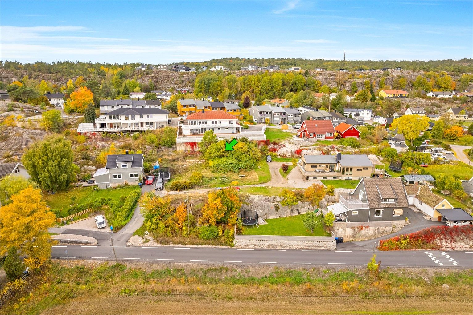Tomtens areal er på ca 680 kvm. Tomtens plassering er både tilbaketrukket og elevert fra Gamle Ålevei.