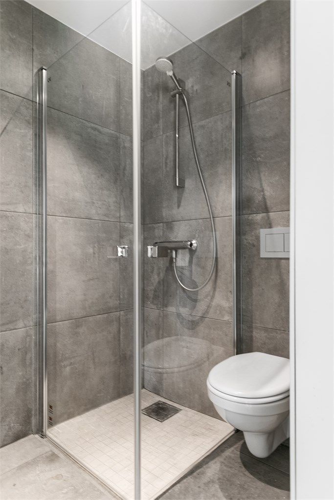 Badet i utleiedelen har flislagt gulv med varme og flislagte vegger.