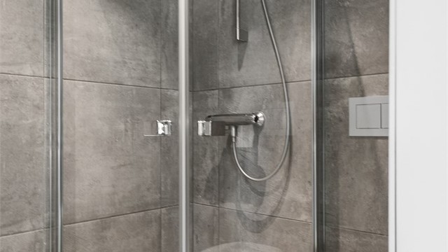 Badet i utleiedelen har flislagt gulv med varme og flislagte vegger.