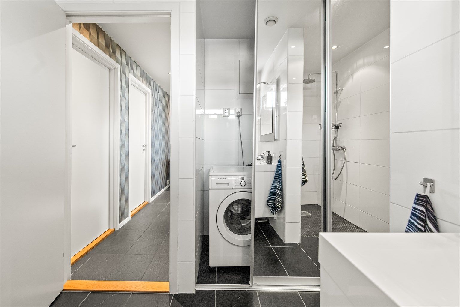 Både praktisk og brukervennlig med skjult opplegg til vaskemaskin og tørketrommel 