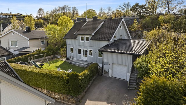 Det er gode parkeringsmuligheter i gårdsplassen og garasjen. Elbillader er montert i garasjen.