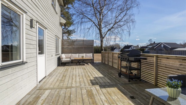 Terrassen på 39 m² er bygget i trekonstruksjon og har trapp ned til hagen.