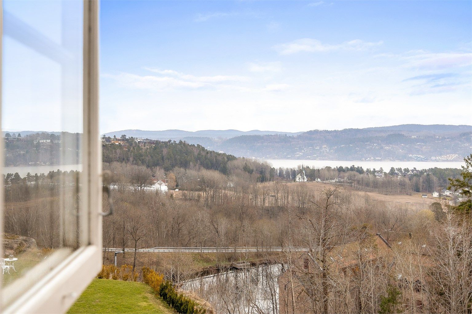 Utsikten over landskapet og Drammensfjorden er en kvalitet man verdsetter hver dag, uansett årstid.