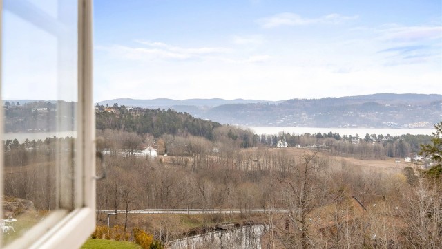 Utsikten over landskapet og Drammensfjorden er en kvalitet man verdsetter hver dag, uansett årstid.