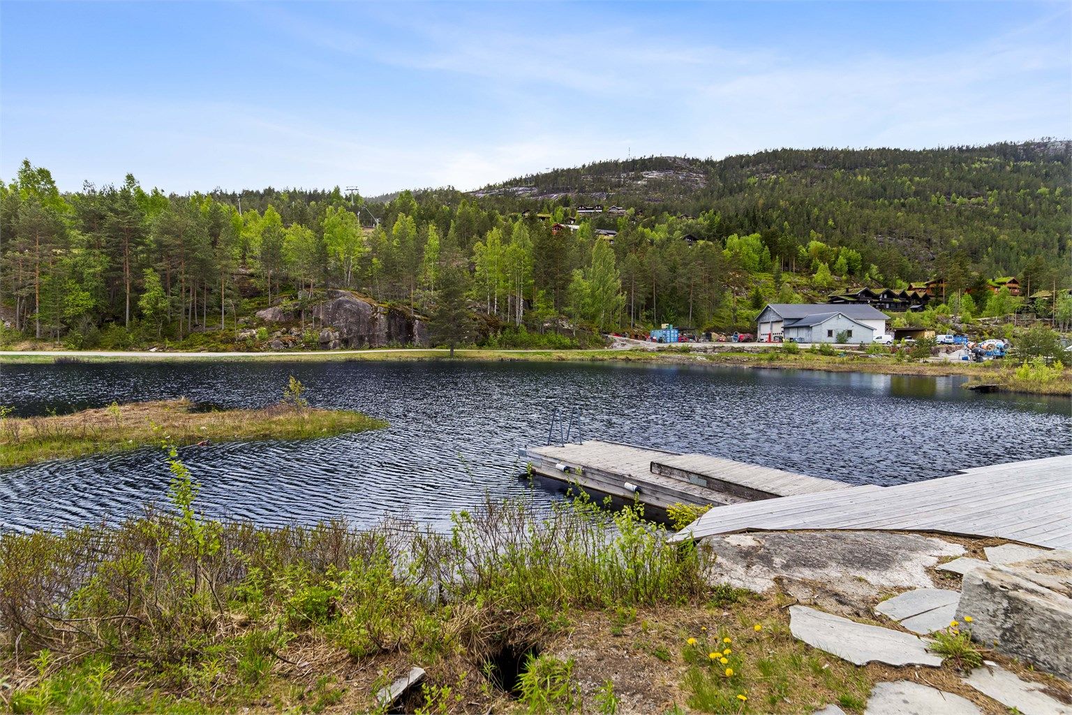 Vrådal byr på et rikt friluftsliv med muligheter for både ski, golf, sykling og fjellturer.