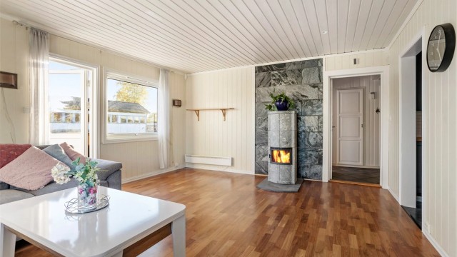 Peisovnen med glassdør gir god varme på kjølige dager.