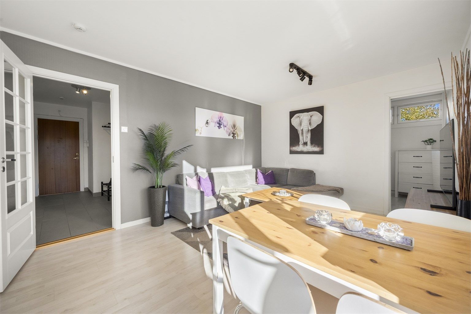 Stuen har plass til en større sofa med tilhørende bord, tv-møblement og spisebord. Alt har sin naturlige plassering.