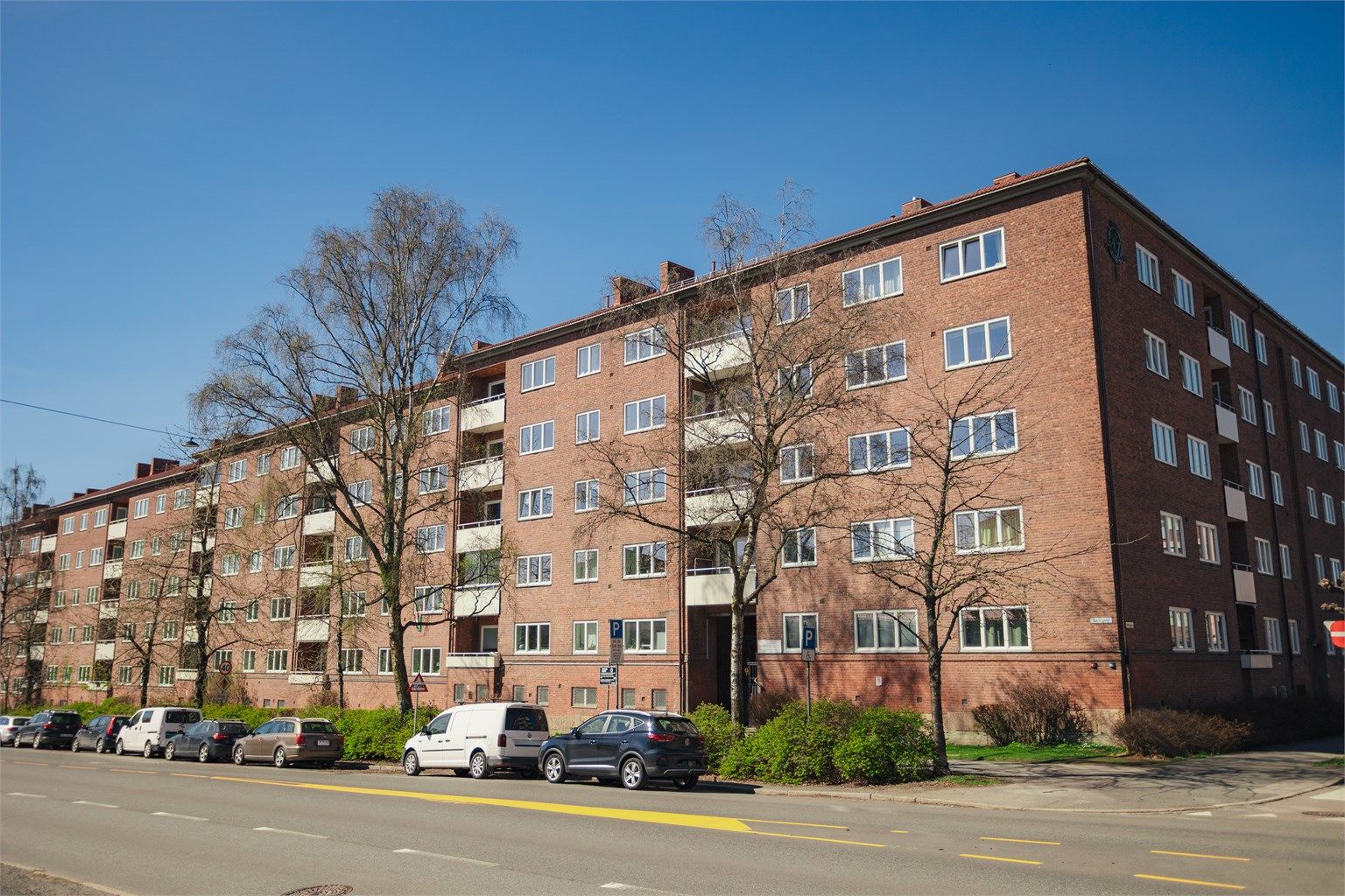 Bygget har en klassisk teglsteinsfasade, typisk for byggeperioden rundt 1940.