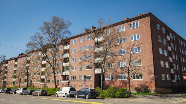 Bygget har en klassisk teglsteinsfasade, typisk for byggeperioden rundt 1940.