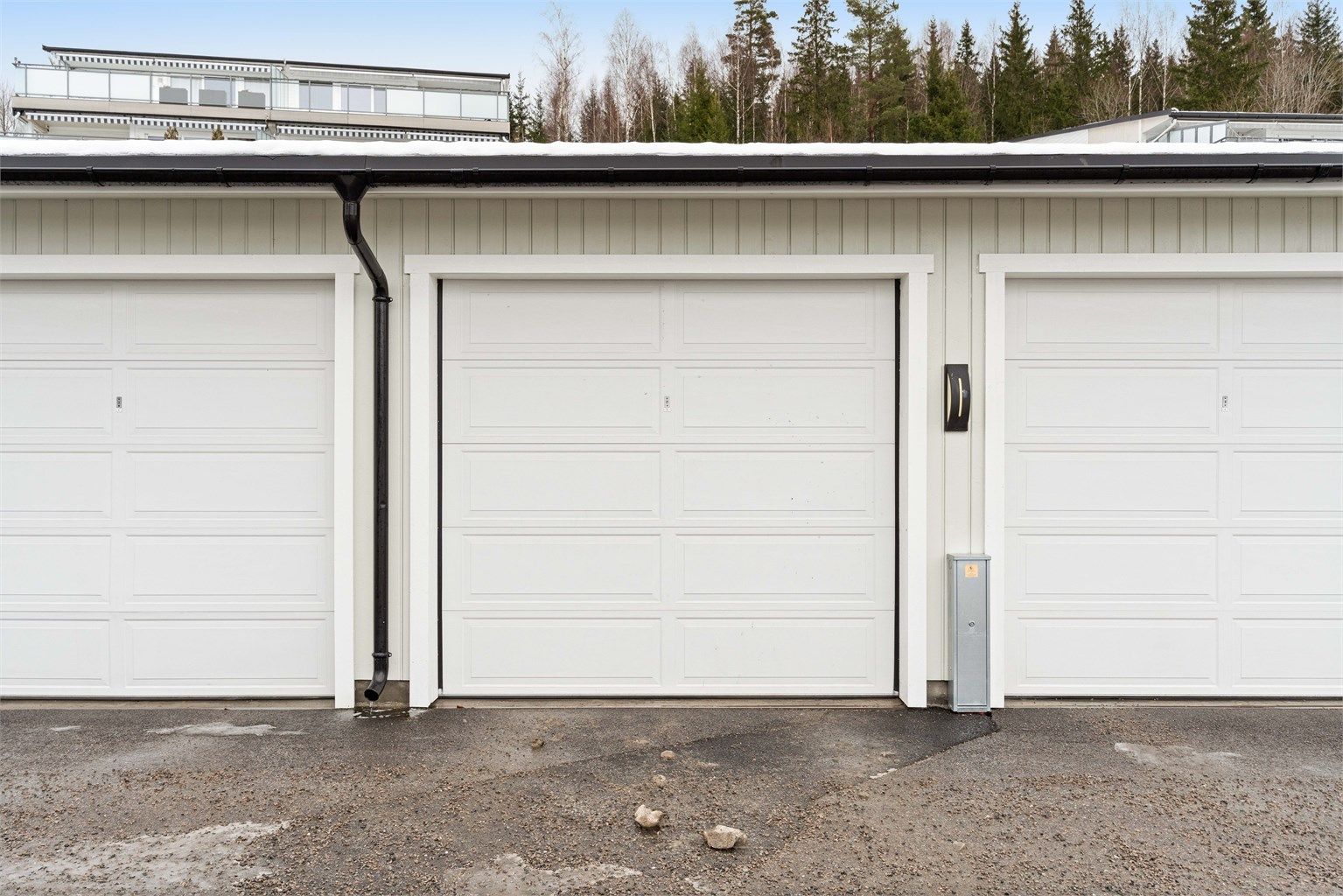 Parkering i garasjerekke med elbillader. 