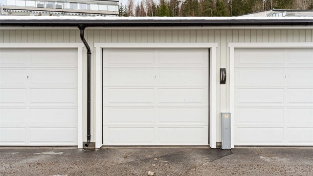 Parkering i garasjerekke med elbillader.