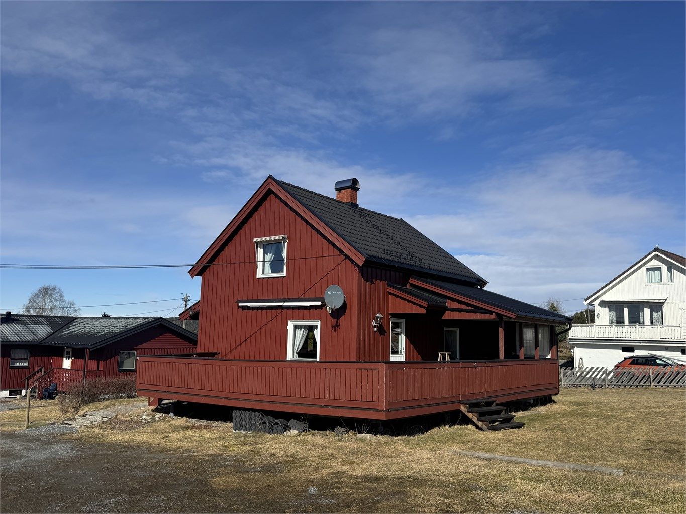 En stor terrasse på 45 m² strekker seg rundt boligen og gir rikelig med uteplass.