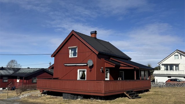En stor terrasse på 45 m² strekker seg rundt boligen og gir rikelig med uteplass.