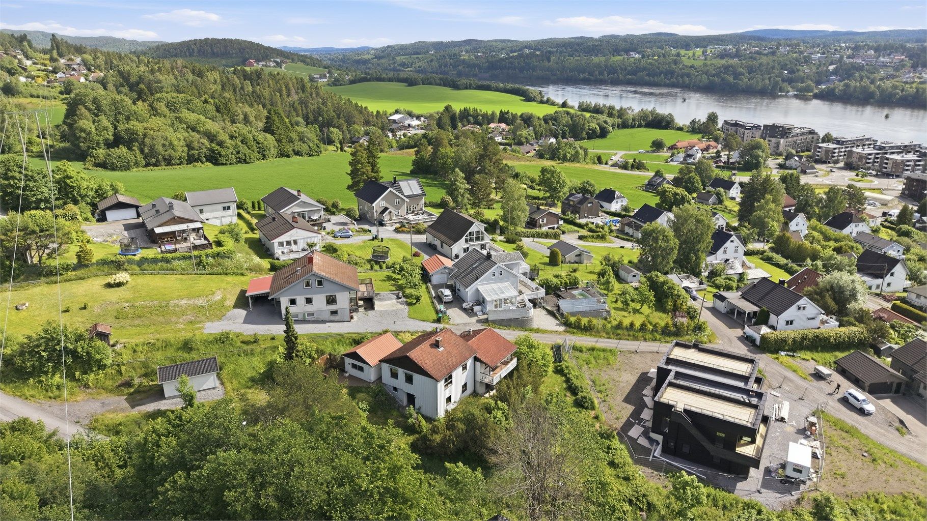 Eiendommen ligger i et etablert boligområde med spredt eneboligbebyggelse.