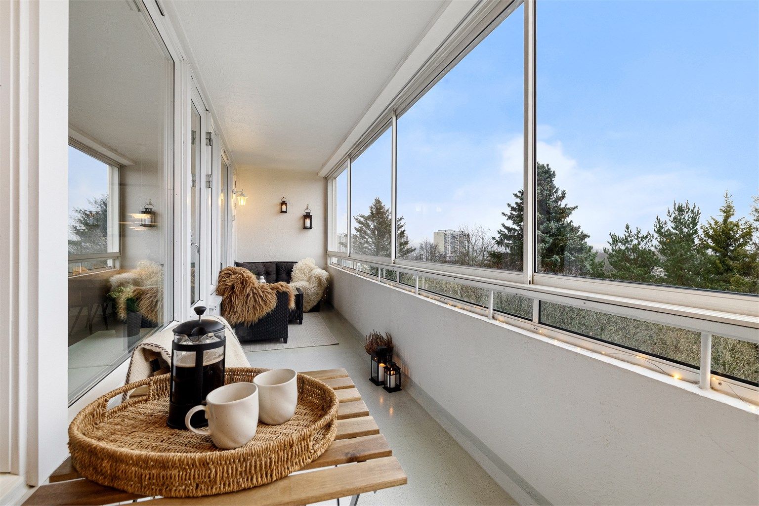 Her bor du i barnevennlige omgivelser og upåklagelig utsikt mot by og fjord, samtidig som at du har marka og døgnåpne kollektivmulighet innen gangavstand