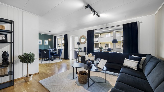 Leiligheten har en fin og lys stue med åpent ut til kjøkkenet og utgang til balkong.