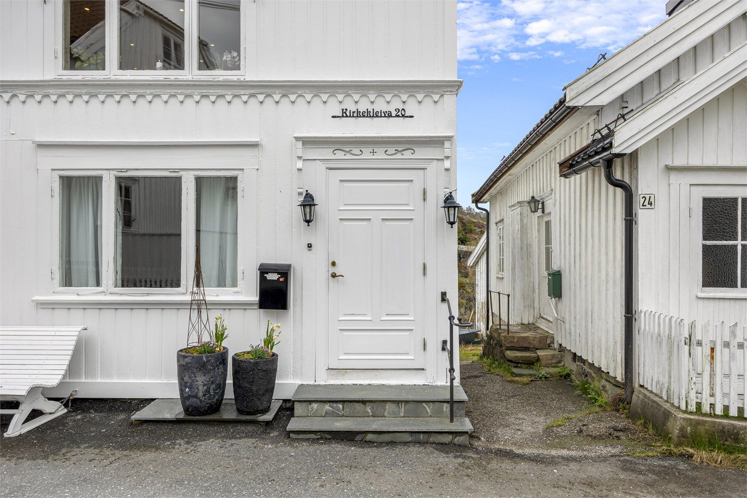 Inngangsparti med skifer og smijernsrekkverk. Det er et koselig nabolag, med flotte naboer opplyser eier.