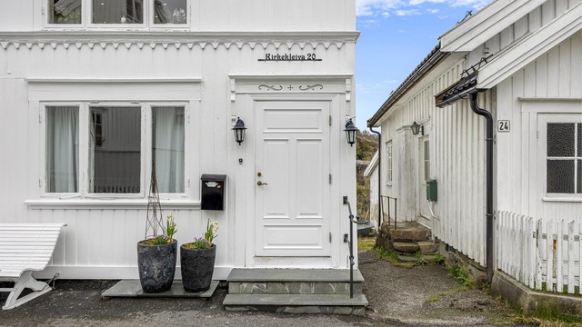 Inngangsparti med skifer og smijernsrekkverk. Det er et koselig nabolag, med flotte naboer opplyser eier.