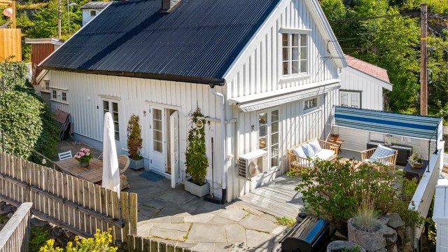 En oversikt over den private og solrike uteplassen med både treterrasse og skifer.