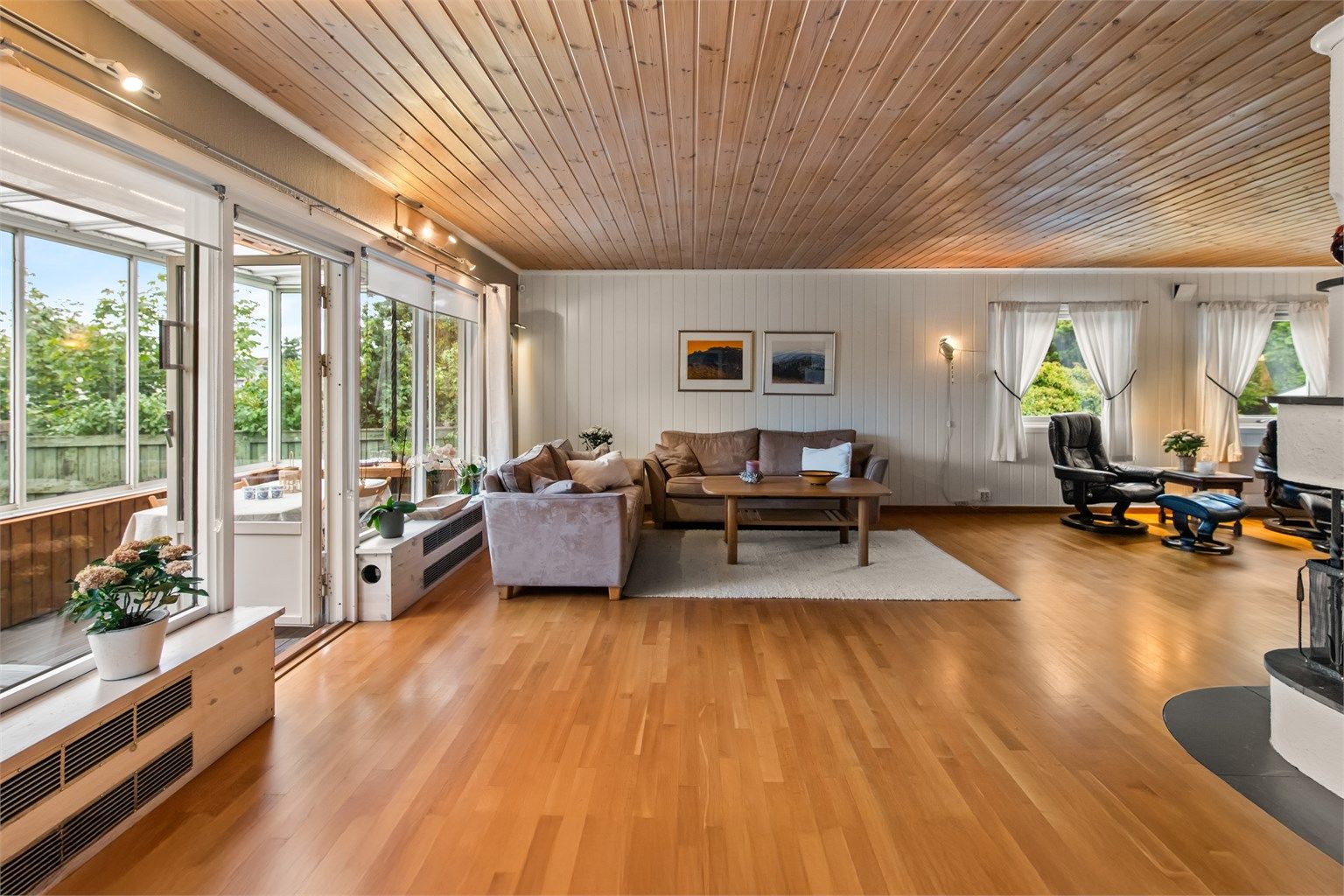 Hovedetasjen har lys og stor stue med utgang til solrik terrasse.