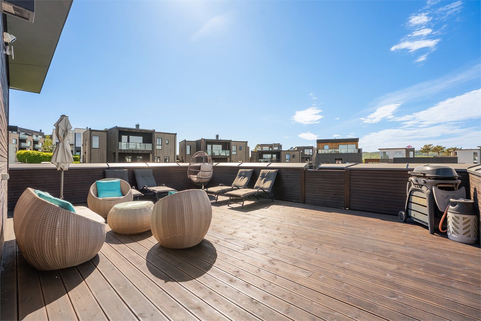 Her kan du nyte solen hele dagen – med plass til både grill, lounge og hyggelige kvelder med familie og venner