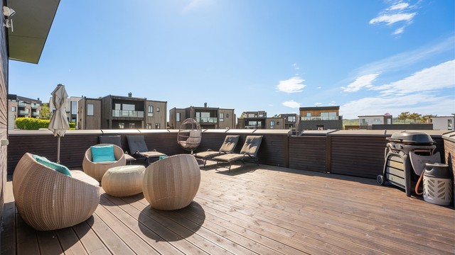 Her kan du nyte solen hele dagen – med plass til både grill, lounge og hyggelige kvelder med familie og venner