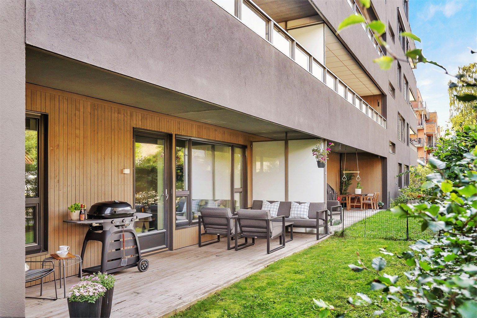 Terrassen er belagt med terrassebord. God plass til større sittegruppe, grill, m.m.