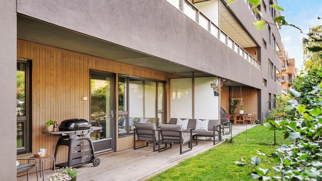 Terrassen er belagt med terrassebord. God plass til større sittegruppe, grill, m.m.