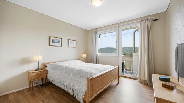 Fra det ene soverommet i første etasje er det direkte utgang til en egen balkong.