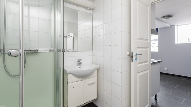 Badet i kjelleretasjen har dusjhjørne, servant og toalett.