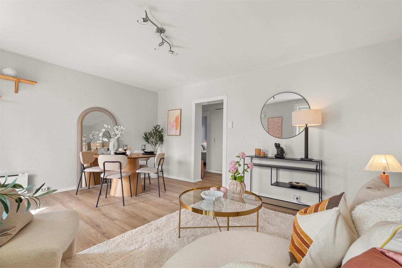 Stuen er lys og innbydende med plass til ønsket møblement. 