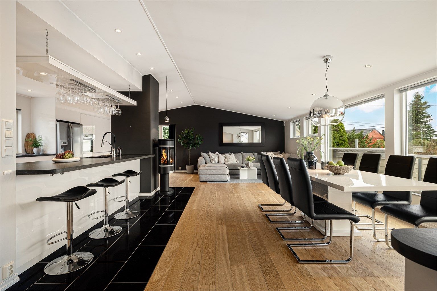 Den moderne peisen skaper en lun og koselig atmosfære i det åpne rommet