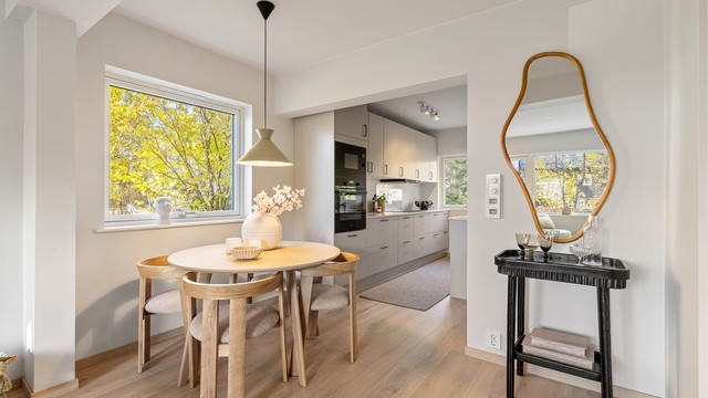 Kjøkkenet ligger i delvis tilbaketrukket, åpen løsning mot spiseplassen.