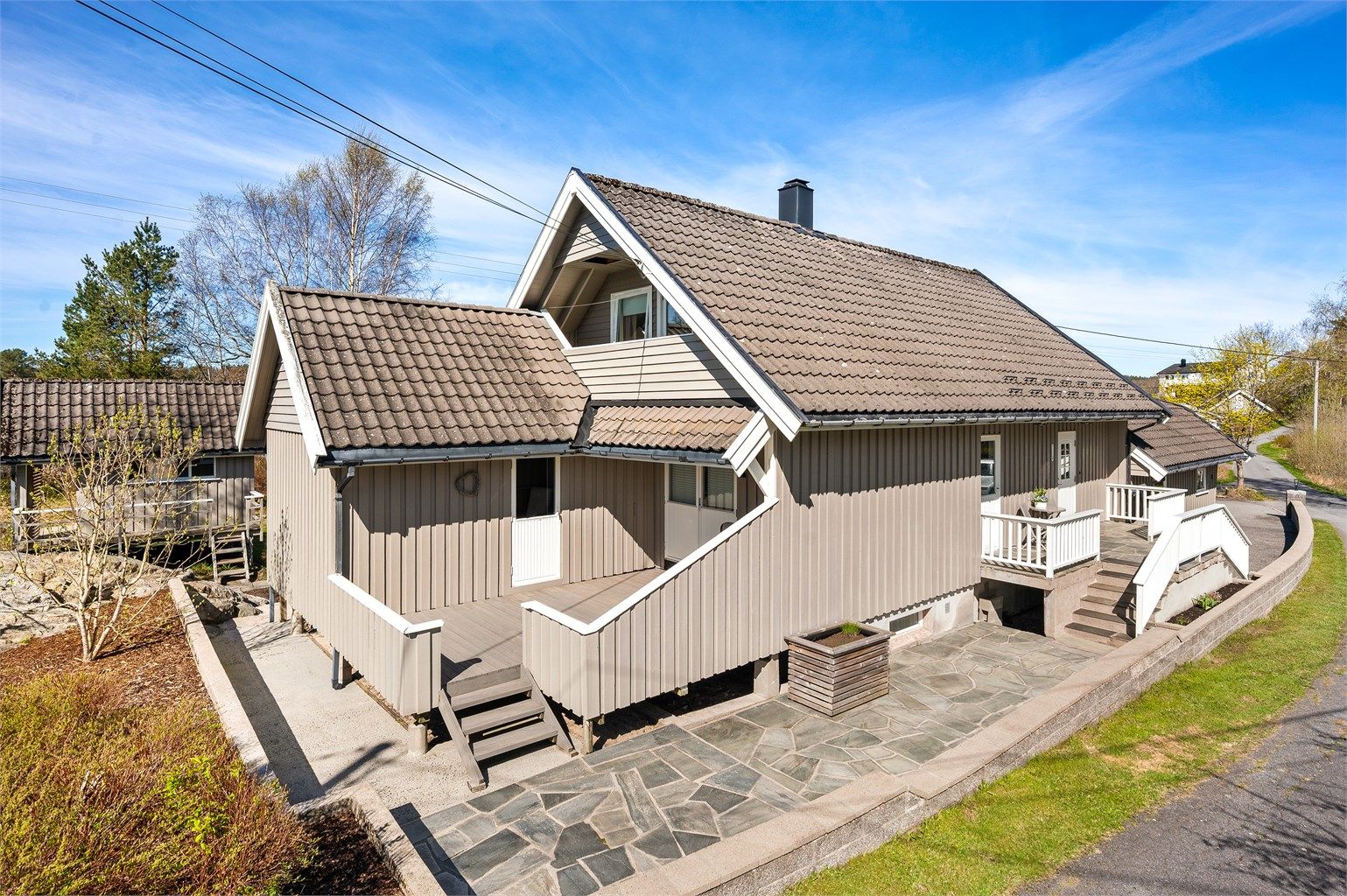 Flere uteplasser på tomten og tilbygget terrasse med utestue