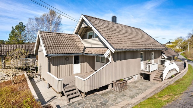 Flere uteplasser på tomten og tilbygget terrasse med utestue