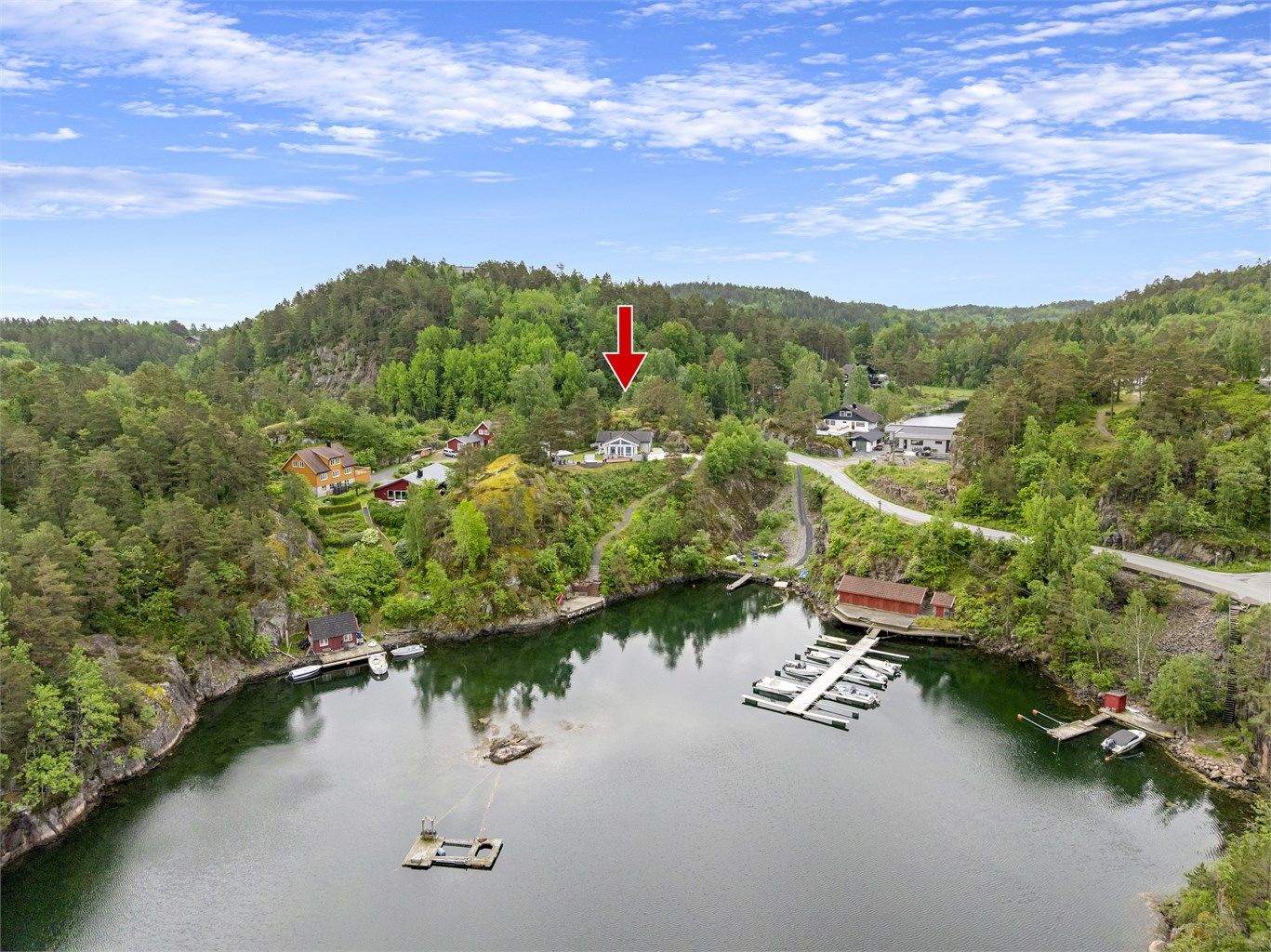 Fritidsboligen ligger fantastisk til i en lun havn, ca. 10 min. fra Tvedestrand sentrum (i bil).