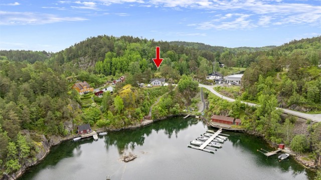 Fritidsboligen ligger fantastisk til i en lun havn, ca. 10 min. fra Tvedestrand sentrum (i bil).