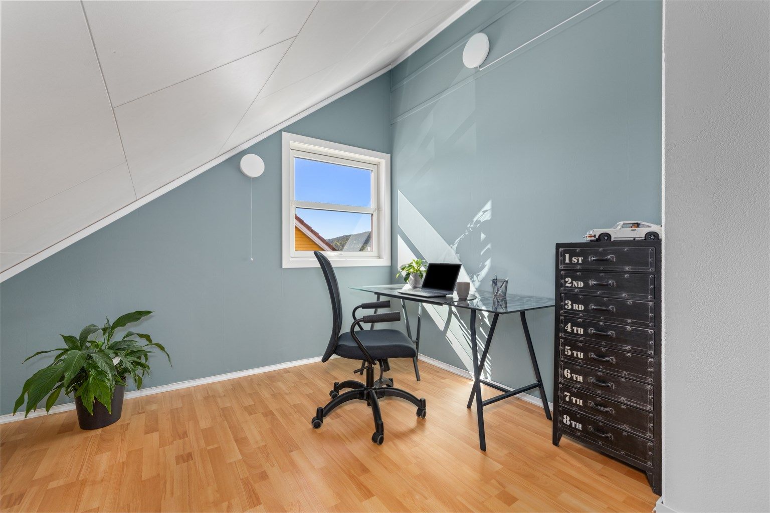 Soverom 1 med fin plass til både seng og skrivepult, duger godt som hjemmekontor også