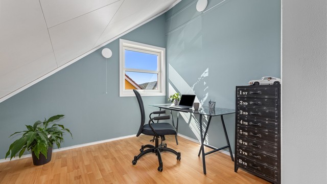 Soverom 1 med fin plass til både seng og skrivepult, duger godt som hjemmekontor også