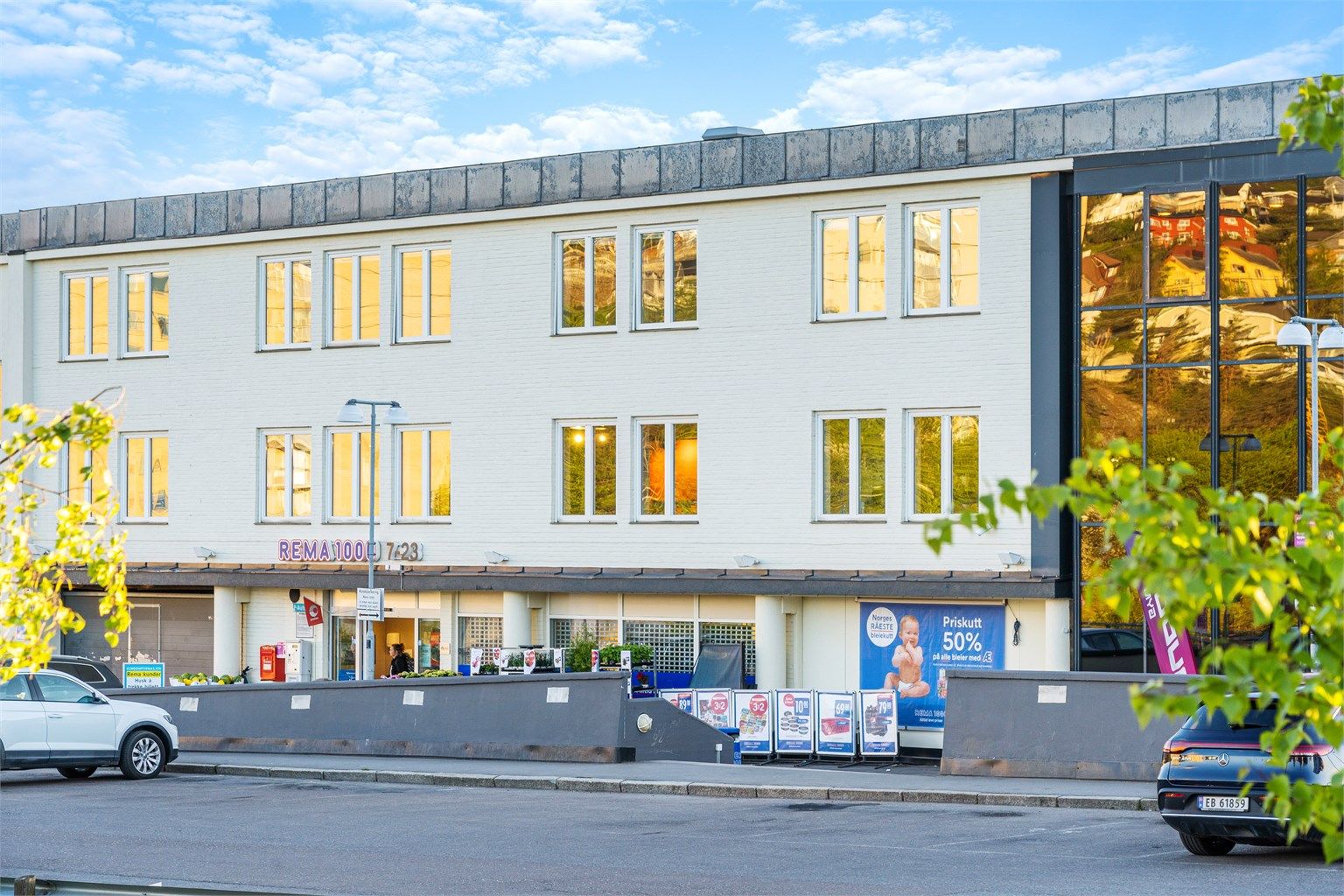 De daglige innkjøpene gjøres enkelt til fots hos Rema 1000 eller Nærbutikken, begge få minutter unna