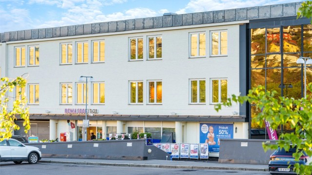 De daglige innkjøpene gjøres enkelt til fots hos Rema 1000 eller Nærbutikken, begge få minutter unna