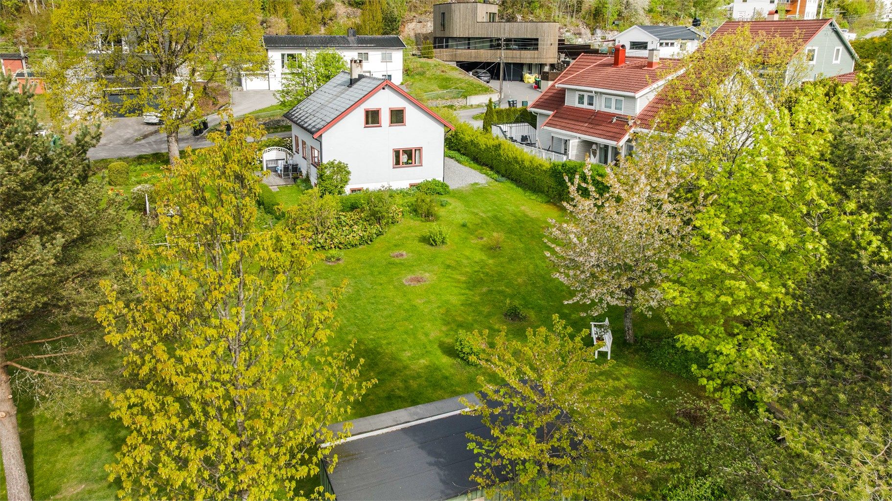 Eiendommen strekker seg over 1371,2 m² med en svakt skrånende og flat tomt.