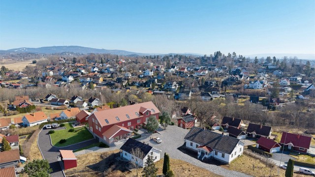 På tidligere Nordre Nes Gård på Haslum kommer nå 6 store og moderne rekkehus i unik låvestil (3d bilder er ment som en illustrasjon. Avvik vil forekomme)