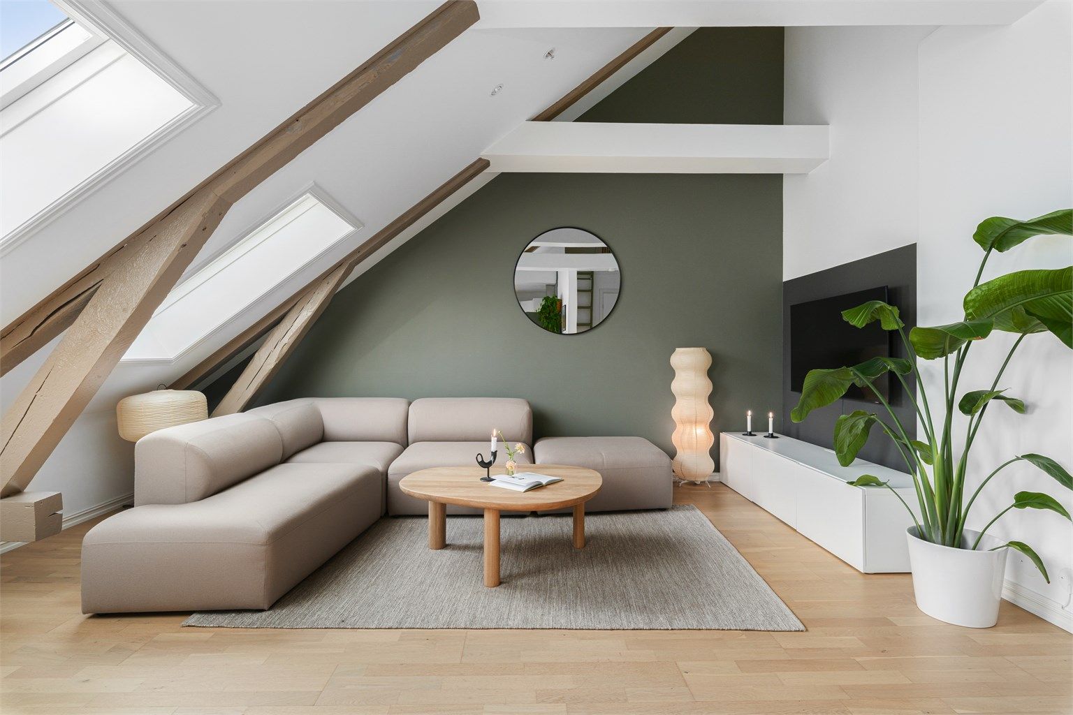 Leiligheten har et åpent stue-kjøkkenrom med gulvflate på ca 27m². Stuedelen er trivelig innredet som tv-sone med kontrastvegg i en lun grønntone