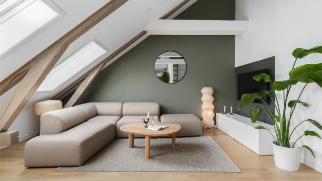 Leiligheten har et åpent stue-kjøkkenrom med gulvflate på ca 27m². Stuedelen er trivelig innredet som tv-sone med kontrastvegg i en lun grønntone