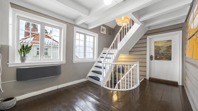 Trappen binder de 3 etasjene sammen.