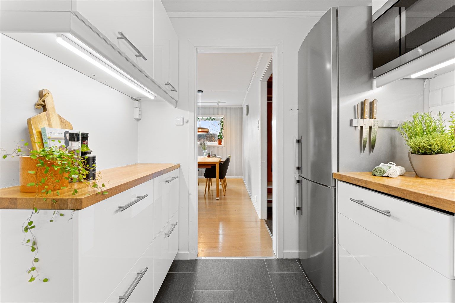 Varmtvannsberederen på 117 liter fra 2015 er praktisk plassert i hjørneskapet.