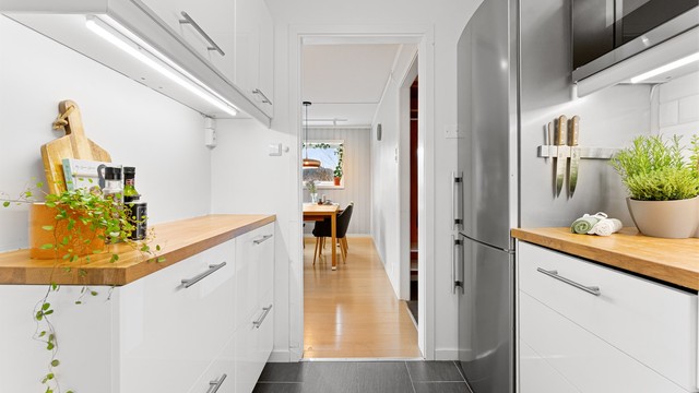 Varmtvannsberederen på 117 liter fra 2015 er praktisk plassert i hjørneskapet.