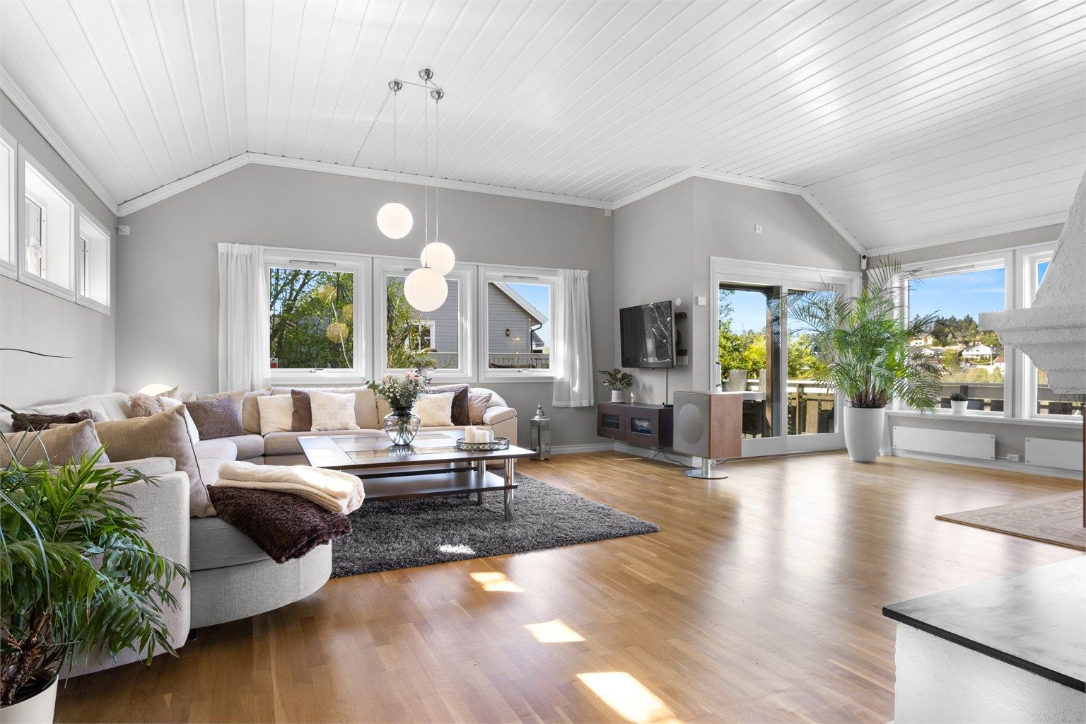 Boligen fremstår som moderne og gjennomført, med tidsriktige materialvalg og en planløsning som er både funksjonell og familievennlig.