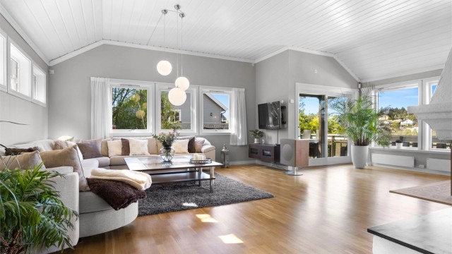 Boligen fremstår som moderne og gjennomført, med tidsriktige materialvalg og en planløsning som er både funksjonell og familievennlig.